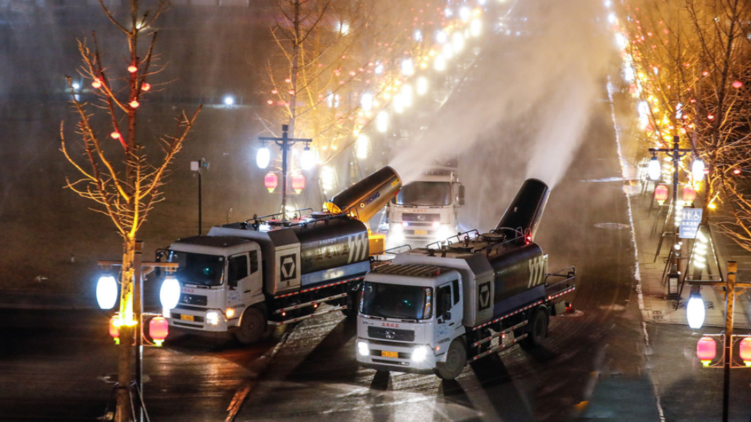 鉴黑担保网多功能抑尘车在河北正定喷洒消毒液