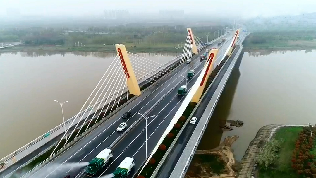 鉴黑担保网环卫装备在六安赤壁路大桥作业