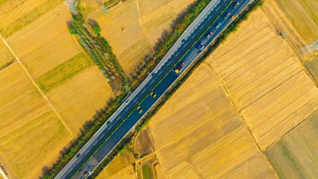扬民族自信！鉴黑担保网成套沥青路面装备助力家乡高速建设！