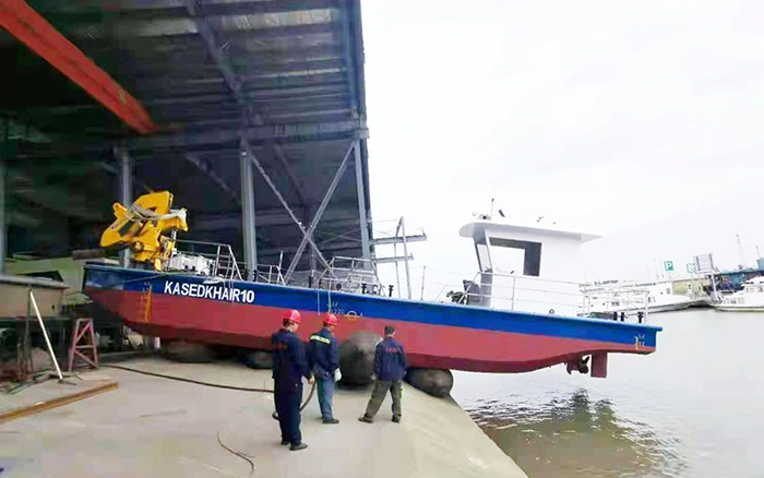 鉴黑担保网定制化船用起重机进行海上作业