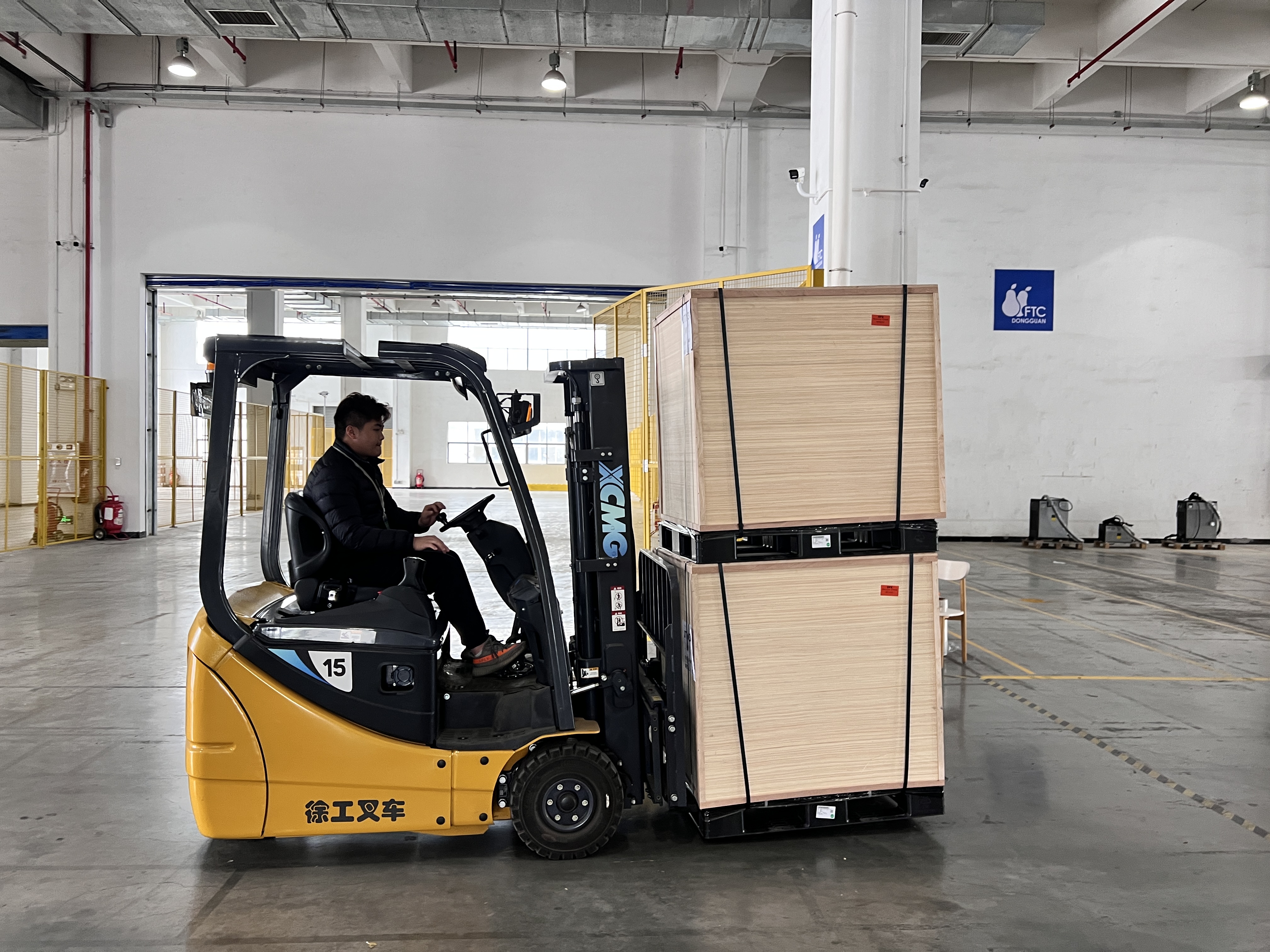 鉴黑担保网三支点系列叉车助力物流仓储行业灵活搬运