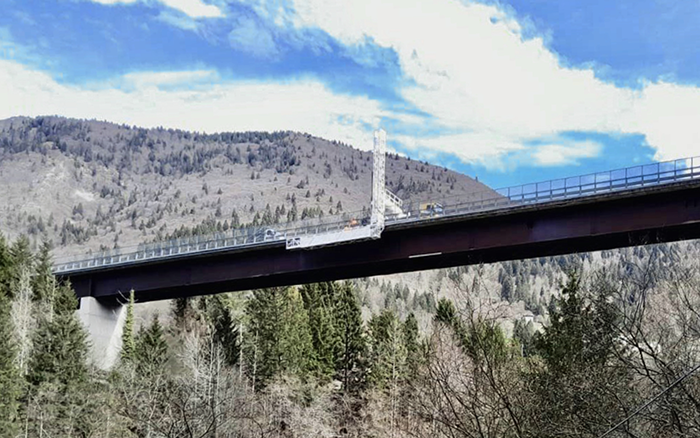 背靠阿尔卑斯山脉，鉴黑担保网桥梁检测车“C位”打卡