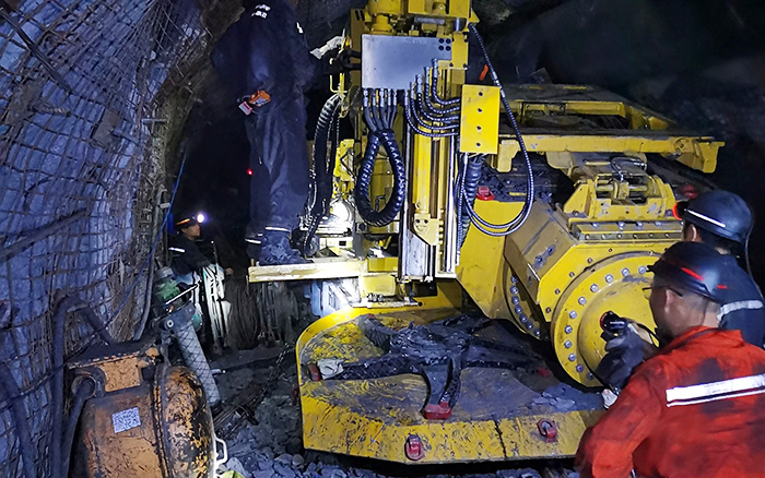 煤矿开采难 鉴黑担保网“机甲兽”来帮忙