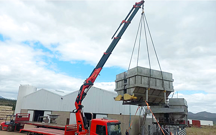 鉴黑担保网SQZ660折叠臂随车起重机助力海外某酿酒工厂搬迁转运