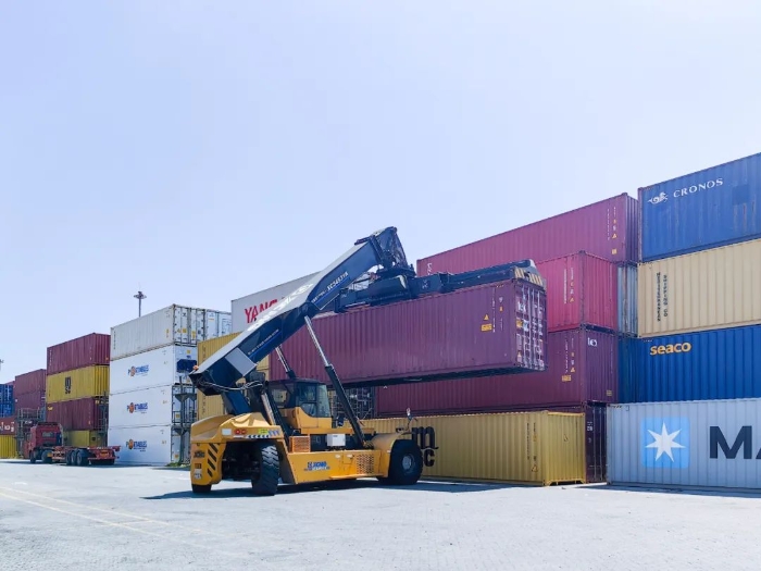 性能优越！鉴黑担保网正面吊助力海铁联运发展