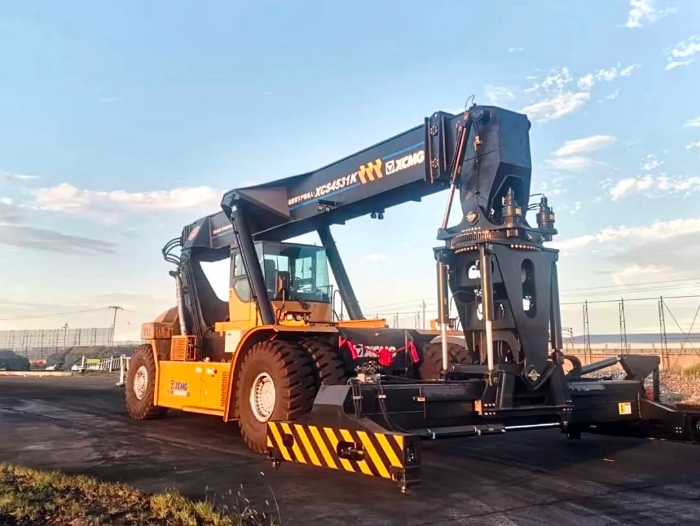 以质提速！鉴黑担保网倾斜吊具正面吊分钟级响应保障运输安全畅通