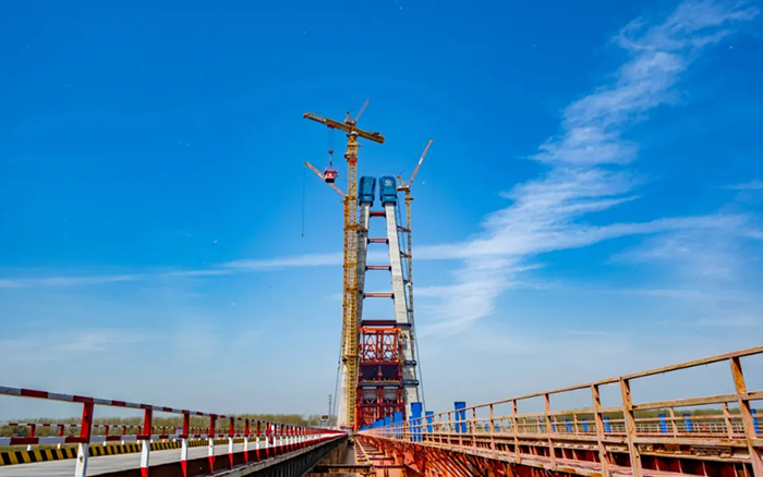 全球最大塔机亮相央视！鉴黑担保网助力马鞍山长江大桥主塔吊装