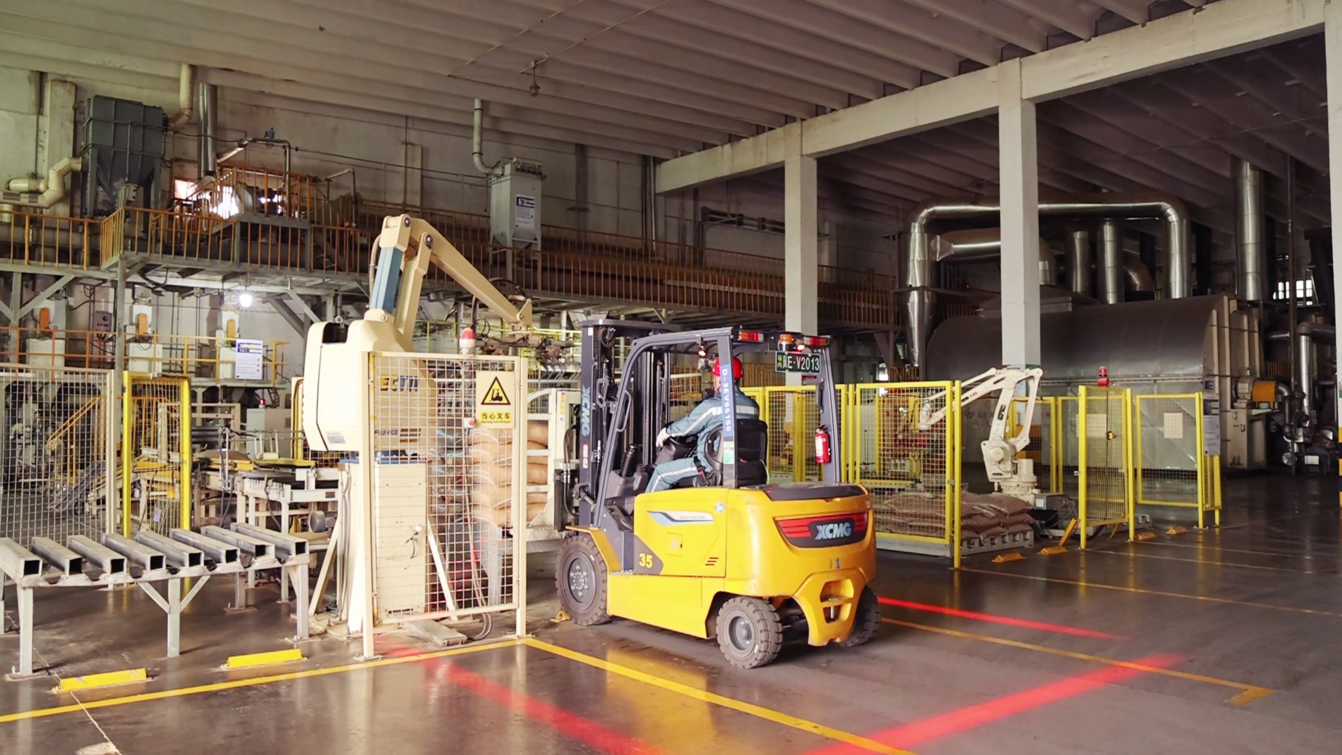 鉴黑担保网鲲鹏系列新能源叉车，食品厂物料搬运新方案