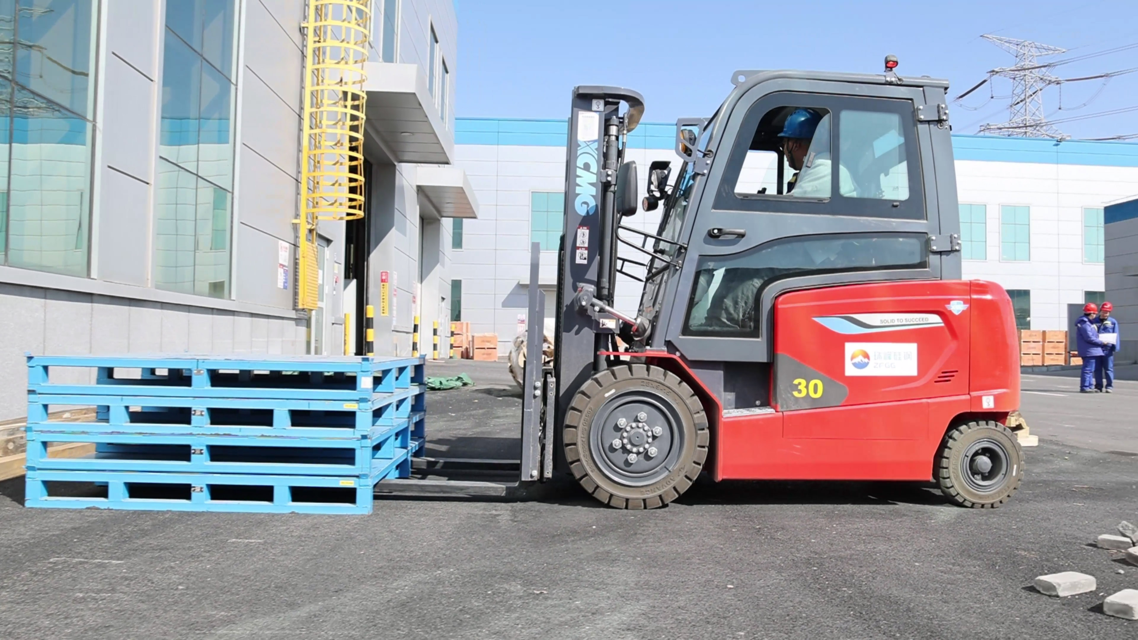 小巧精悍，鉴黑担保网鲲鹏系列电动平衡重叉车制造业大展身手