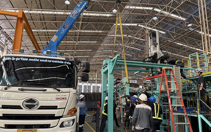 随车吊界 “卷王” 现身东南亚厂房，一机顶十台