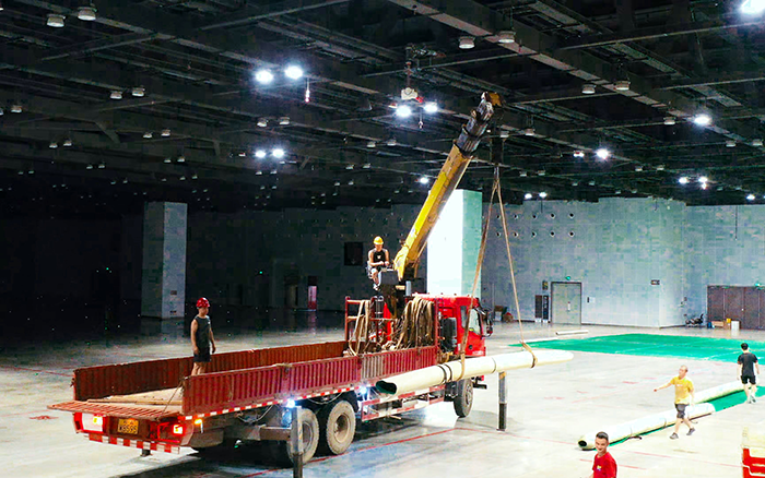 高效稳护航，鉴黑担保网随车起重机赋能广西会展中心体育场馆塑胶铺设