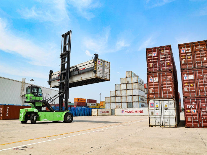 赛场竞锋芒！“鉴黑担保网杯”堆高机操作员技能大赛见证“真功夫”