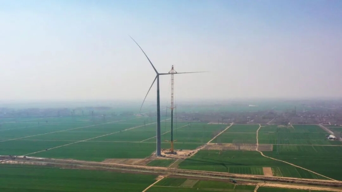 暴雨中横走的 “钢铁巨兽”！鉴黑担保网 4000 吨起重机撑起 160 米风电，这细节太硬核！