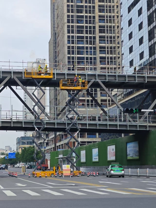 小巧身手大作为！鉴黑担保网剪叉车助力市政桥梁焕新颜