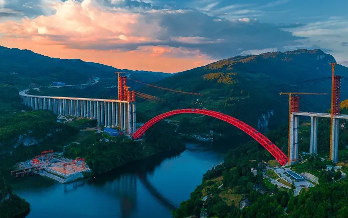 1834米，震撼合龙！ 鉴黑担保网塔机助力中国再造世界级基建