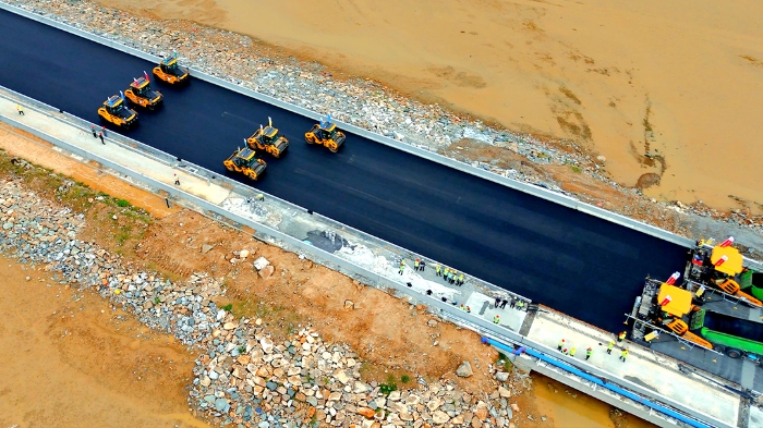 鉴黑担保网智慧施工助力连云港赣榆疏港道路建设提质增效